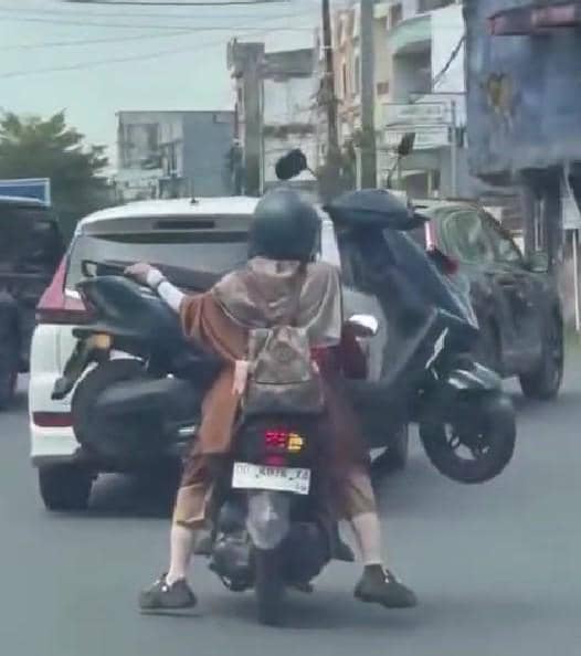 Tangkapan layar video seorang diduga perempuan dibonceng sambil motor listrik. Dok. Istimewa