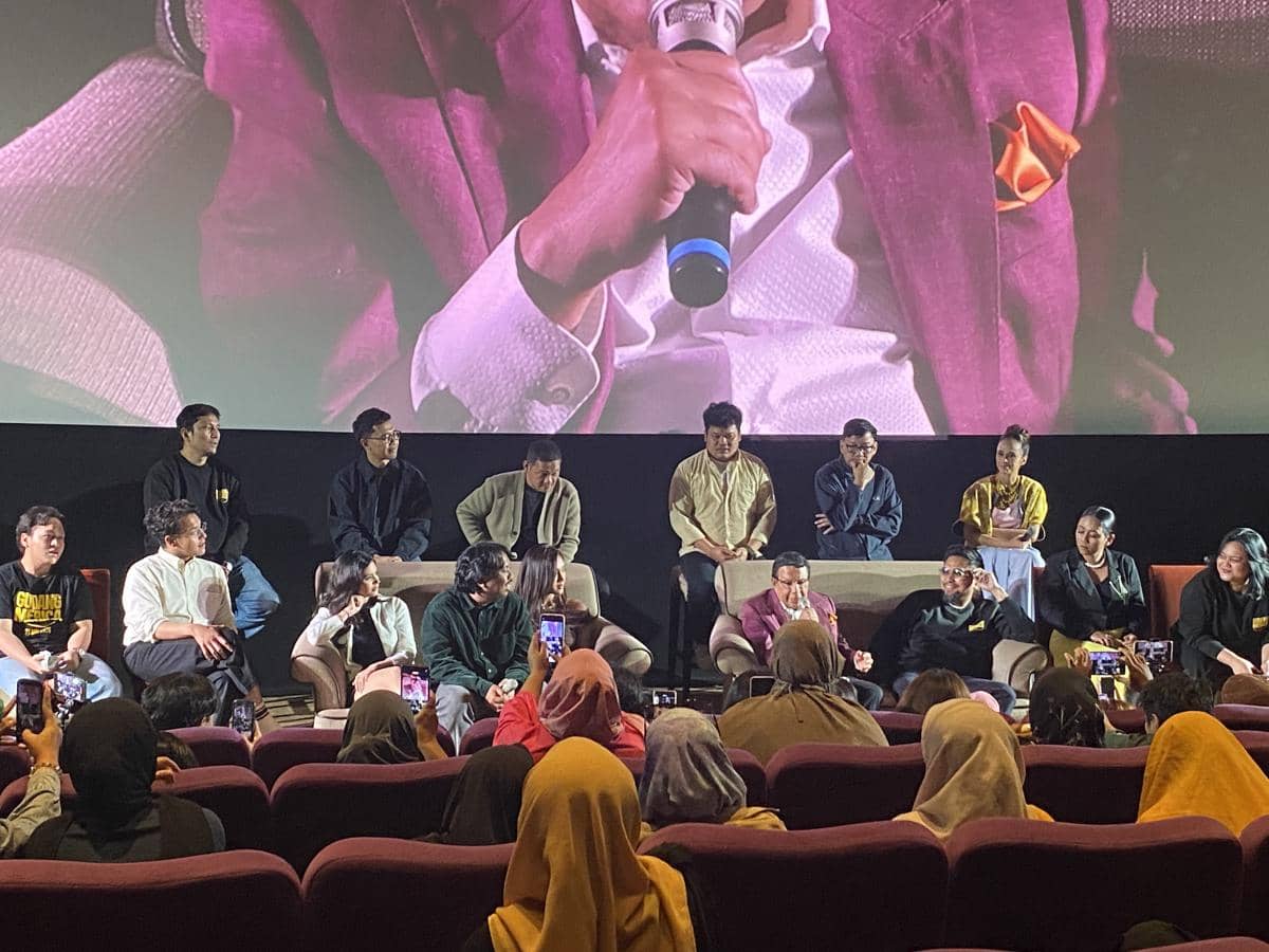 Para pemain dan kru film Gudang Merica duduk di depan penonton saat konferensi pers di XXI Epicentrum, Jakarta, Selasa 12 Mei 2026.