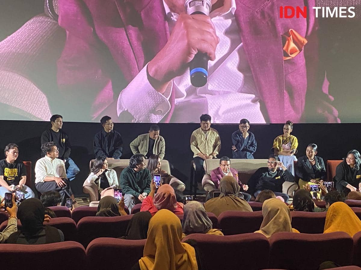 Para pemain dan kru film Gudang Merica duduk di depan penonton saat konferensi pers di XXI Epicentrum, Jakarta, Selasa 12 Mei 2026.