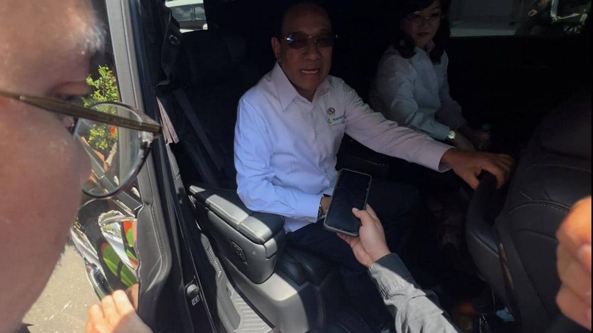 Wamenkes sudah memberikan jawaban di dalam mobil, tapi pintu langsung ditutup oleh petugas Kemenkes yang mengakibatkan tangan jurnalis TV On