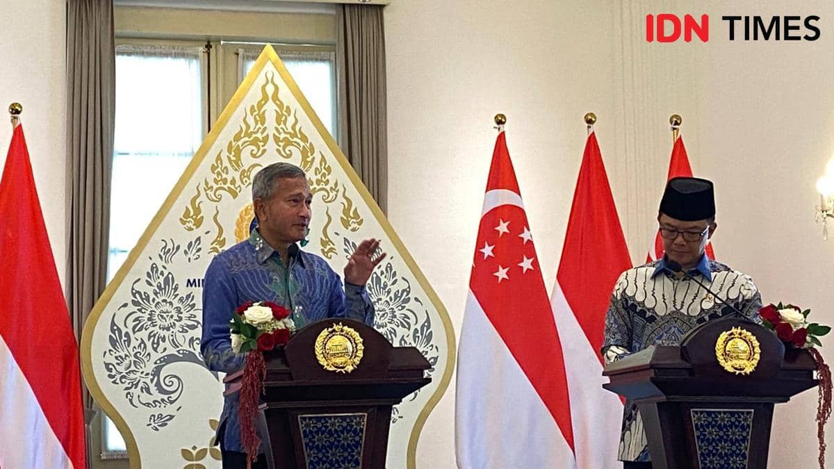 Joint press statement Indonesia-Singapura antara Menlu RI Sugiono (kanan) dengan Menlu Singapura Vivian Balakhrisnan (kiri) di Gedung Pancas