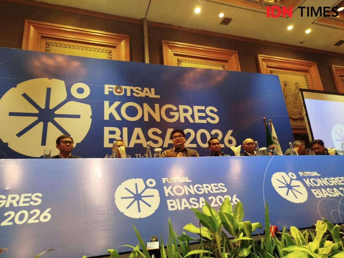 Sejumlah pejabat duduk di meja konferensi pers setelah Kongres Biasa FFI 2026 dengan latar belakang spanduk biru bertuliskan Futsal Kongres Biasa 2026.