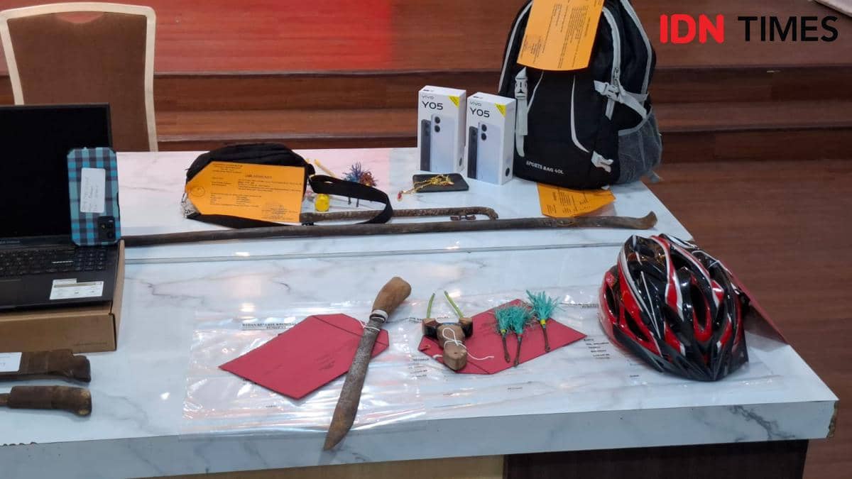 Barang bukti kasus geng motor brutal di Makassar, Selasa (12/5/2026). IDN Times/Darsil Yahya