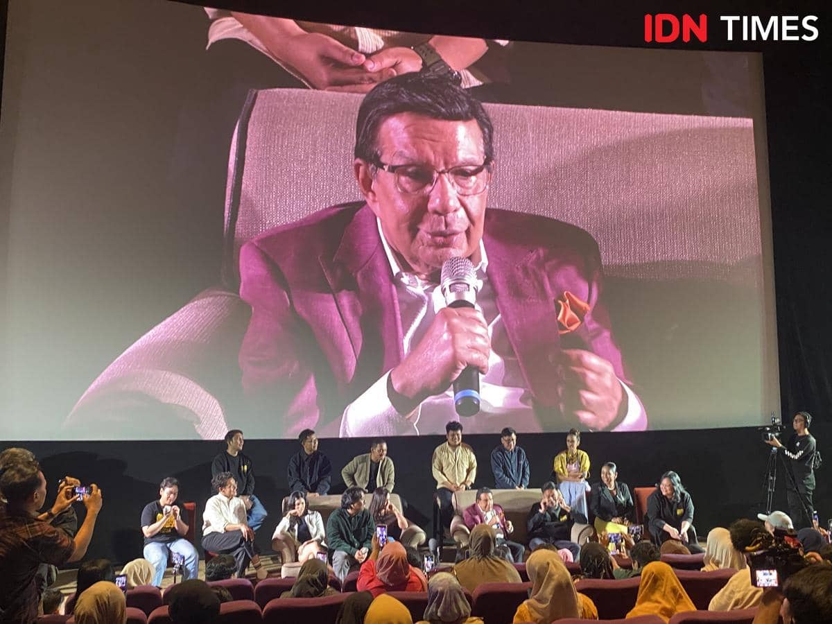 Suasana konferensi pers film Gudang Merica di XXI Epicentrum dengan para pemain dan kru duduk di depan penonton serta berbicara di panggung.