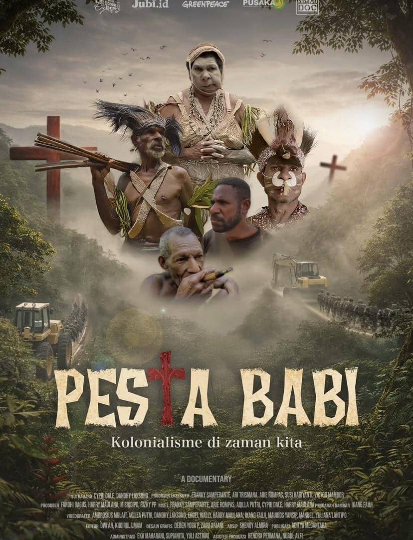 Poster film dokumenter Pesta Babi menampilkan beberapa tokoh adat Papua dengan latar hutan dan alat berat di kejauhan.
