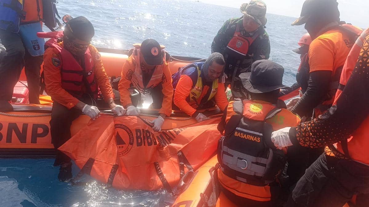 Tim gabungan mengangkat jasad korban dari dalam air (Foto: Basarnas Padang)