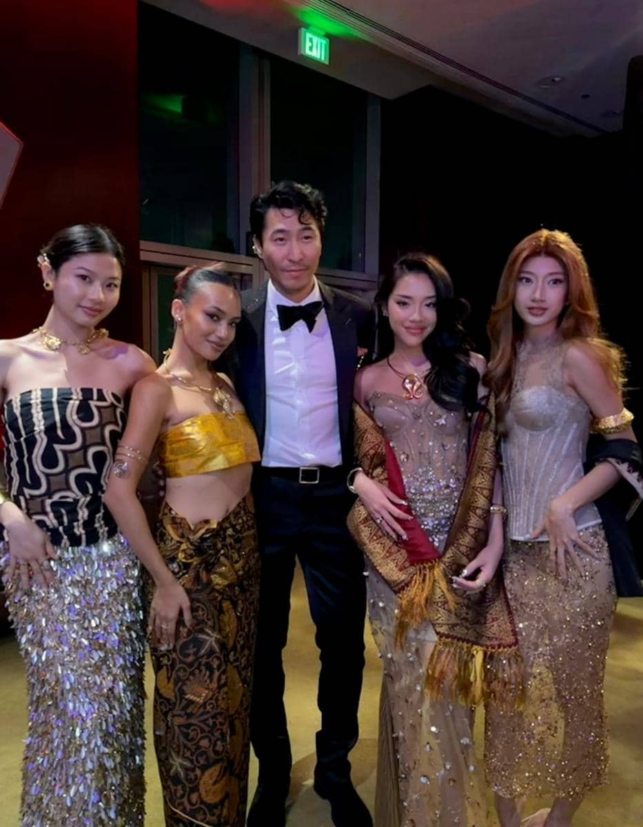Lima orang berpose bersama di acara Gold House Gold Gala 2026, mengenakan busana formal dan tradisional dengan nuansa emas dan hitam.