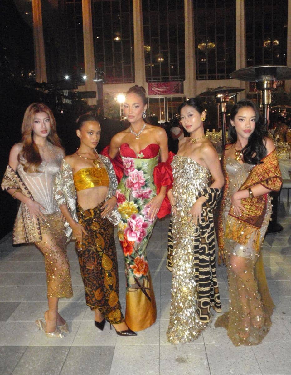 Lima wanita berpose elegan mengenakan busana glamor dengan sentuhan kain tradisional di acara malam Gold House Gold Gala 2026.