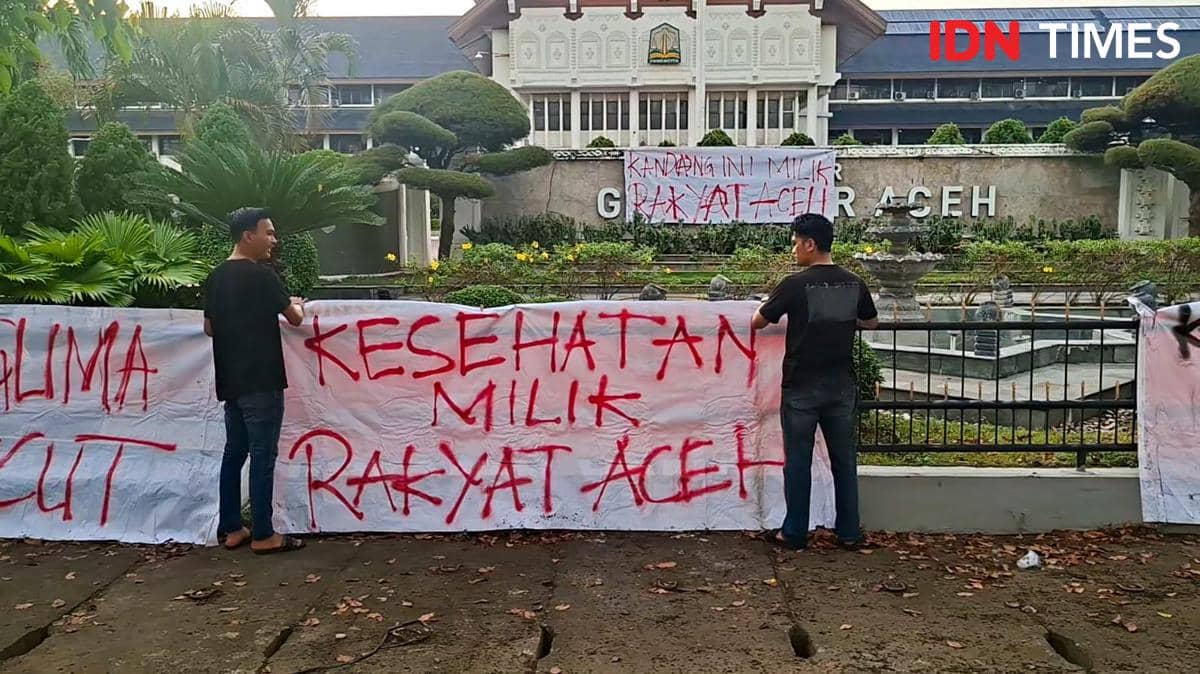 Warga Dirikan Posko dan Pasang Spanduk Kritik JKA di Kantor Gubernur Aceh