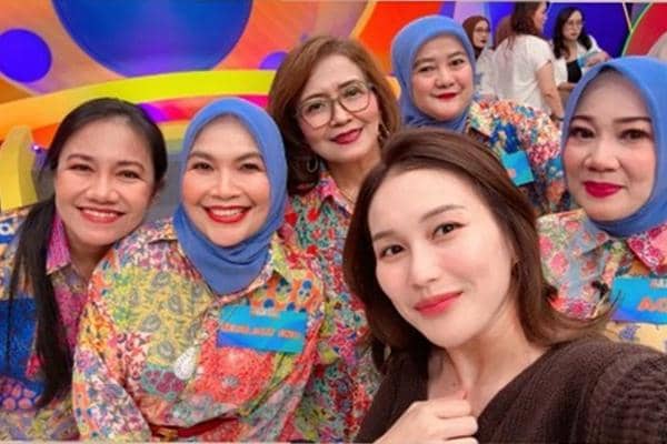 7 Potret Seru Ibunda Ayu Ting Ting dan Keluarga Ikut Kuis Arisan