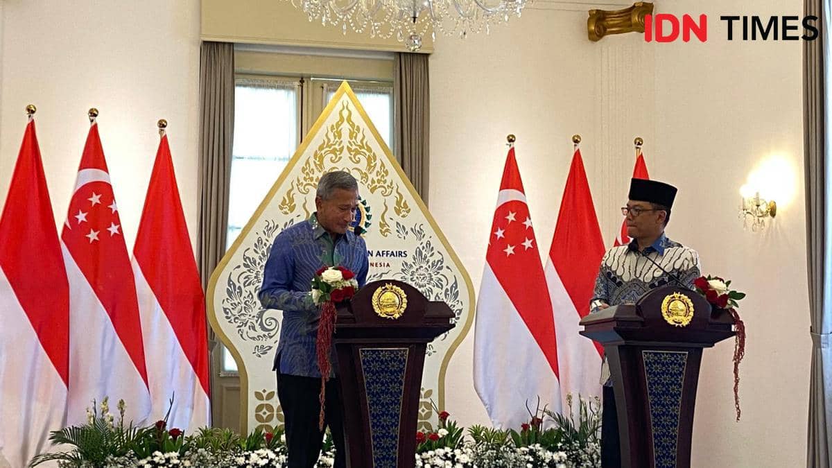 Joint press statement Indonesia-Singapura antara Menlu RI Sugiono (kanan) dengan Menlu Singapura Vivian Balakhrisnan (kiri) di Gedung Pancas