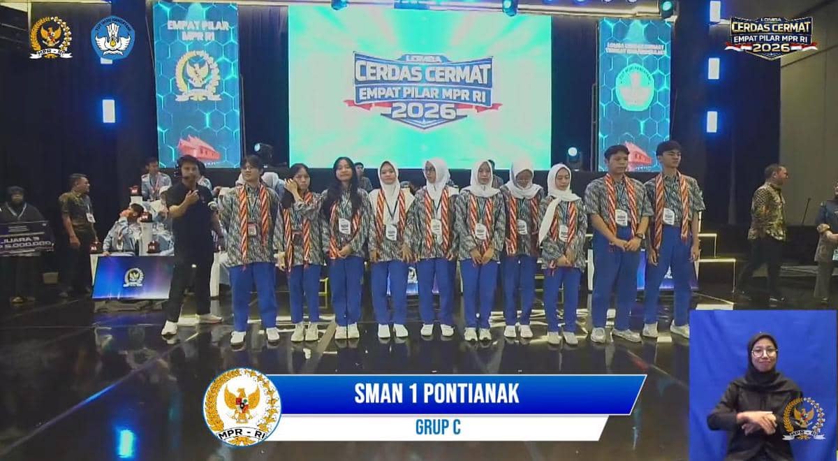 Tim siswa SMAN 1 Pontianak berdiri di panggung Lomba Cerdas Cermat Empat Pilar MPR RI 2026 dengan seragam batik dan celana biru.