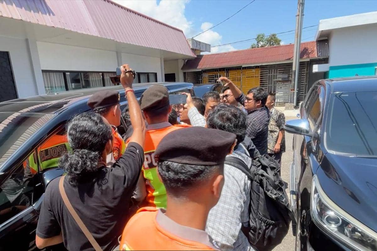 Keributan saat Wamenkes masuk ke dalam mobilnya (Foto: Istimewa)