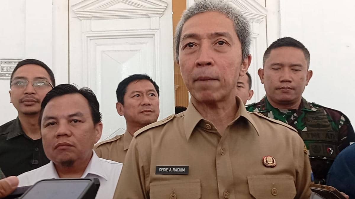 Walikota Bogor mengenakan seragam dinas cokelat bersama beberapa pejabat dan aparat saat acara penandatanganan komitmen SPMB 2026 di balai kota Bogor.