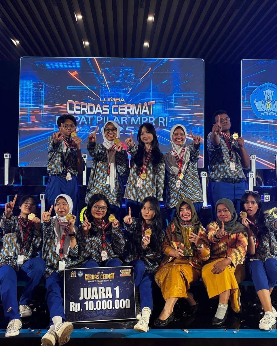 Siswa dan guru SMAN 1 Pontianak berpose dengan medali dan piala setelah memenangkan Juara 1 lomba Cerdas Cermat Empat Pilar MPR RI 2023.