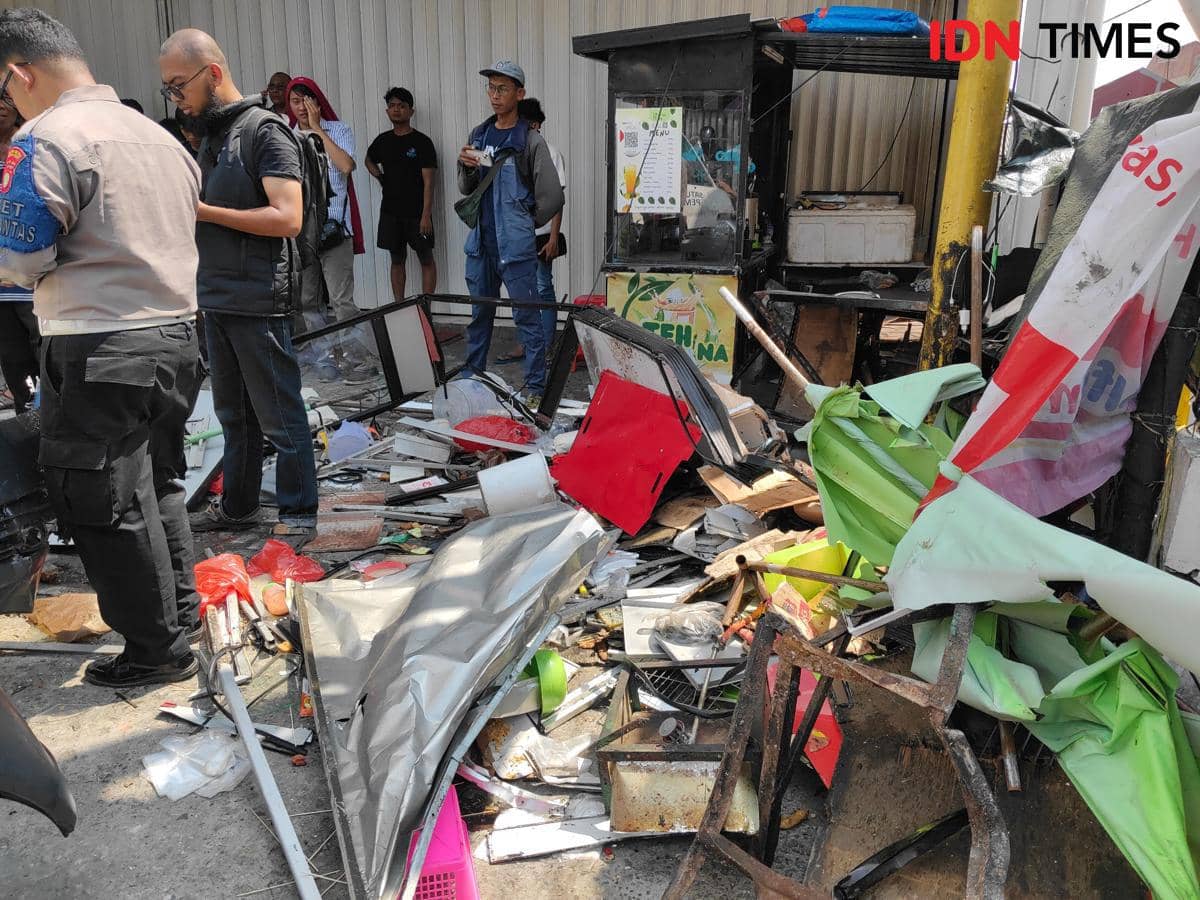 Mobil SPPG tabrak dua lapak dagangan di Bekasi. 