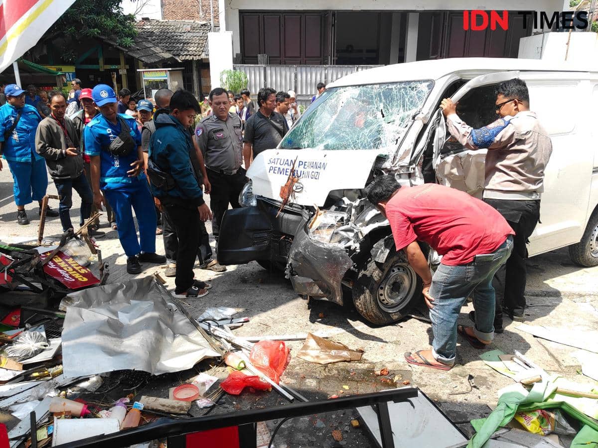 Mobil SPPG Tabrak 2 Lapak Dagang di Bekasi, Satu Orang Kritis