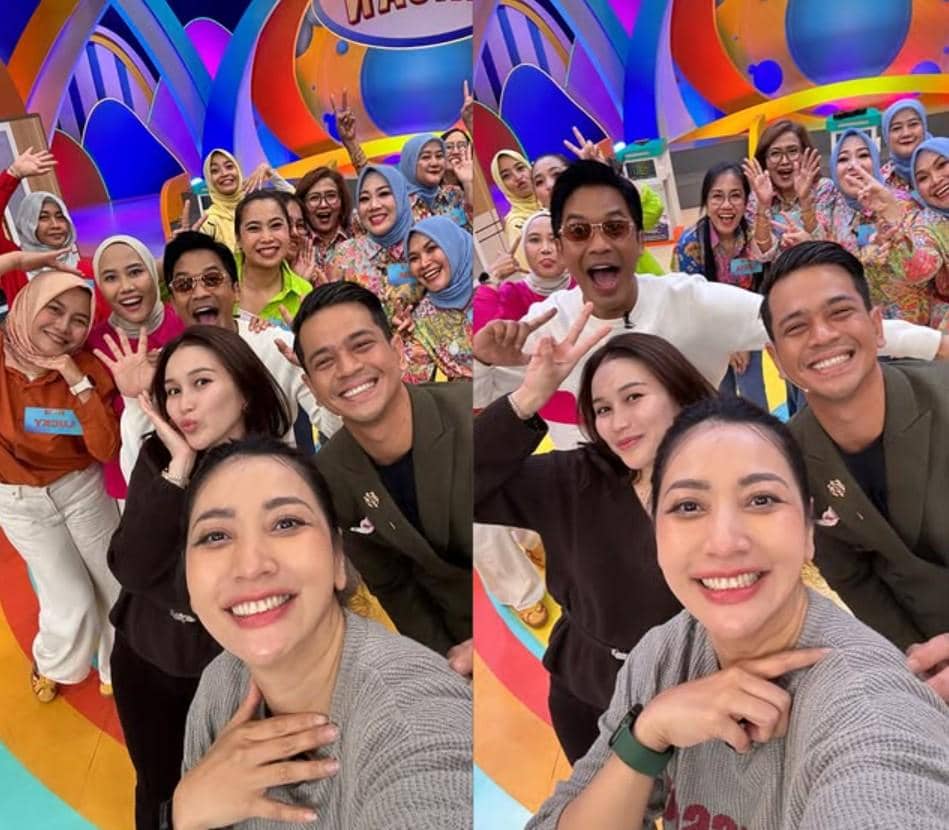 Sekelompok orang tersenyum dan berpose bersama di studio berwarna cerah saat mengikuti acara kuis Arisan.