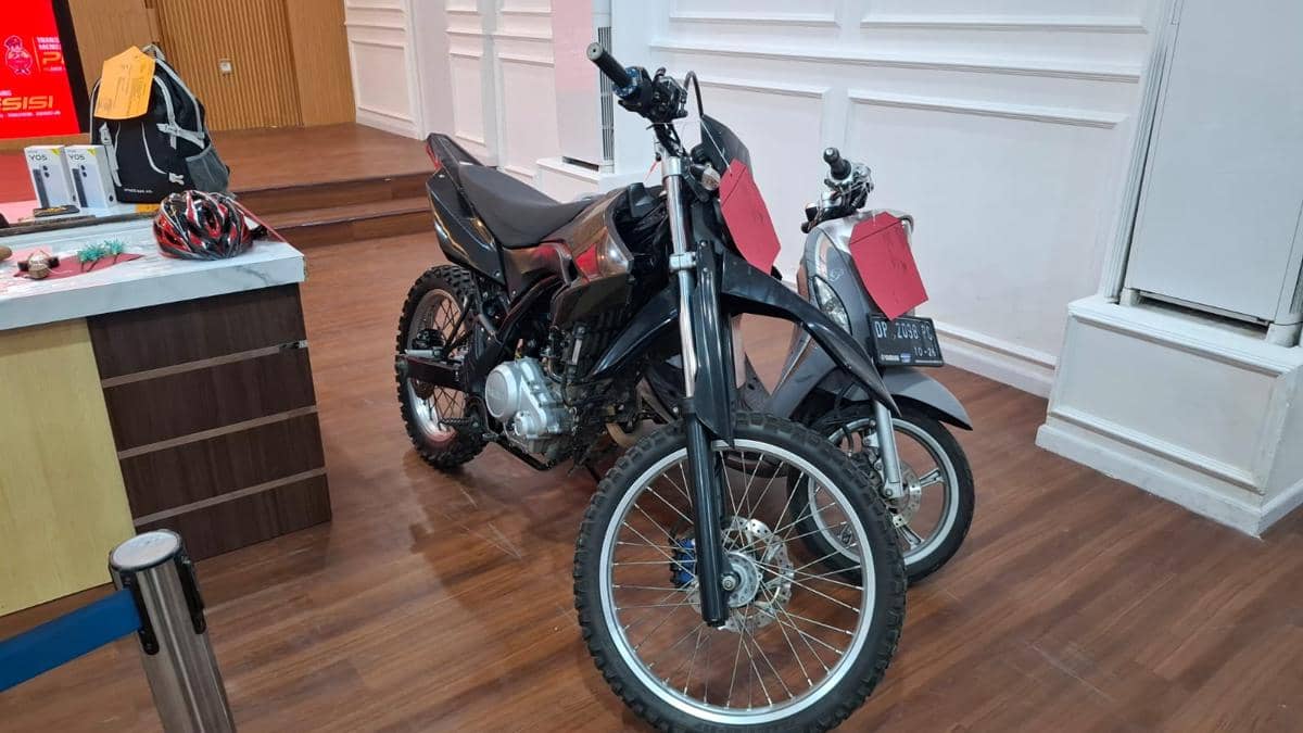Barang bukti kasus geng motor brutal di Makassar, Selasa (12/5/2026). IDN Times/Darsil Yahya