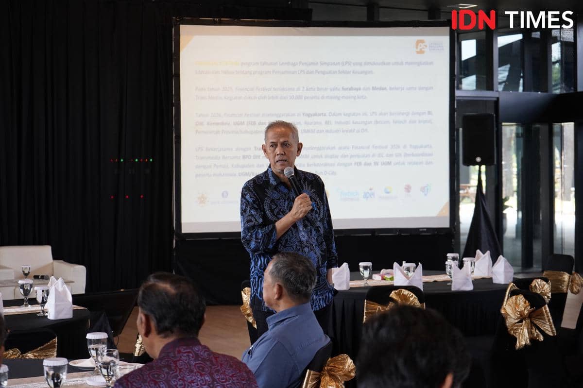 Ketua Dewan Komisioner Lembaga Penjamin Simpanan (LPS), Prof. Anggito Abimanyu saat menjelaskan Jogja Financial Festival dan Jogja Run D-City, di Gelanggang Inovasi dan Kreativitas Universitas Gadjah Mada (GIK UGM), Selasa (12/5/2026). (IDN Times/Herlambang Jati Kusumo)