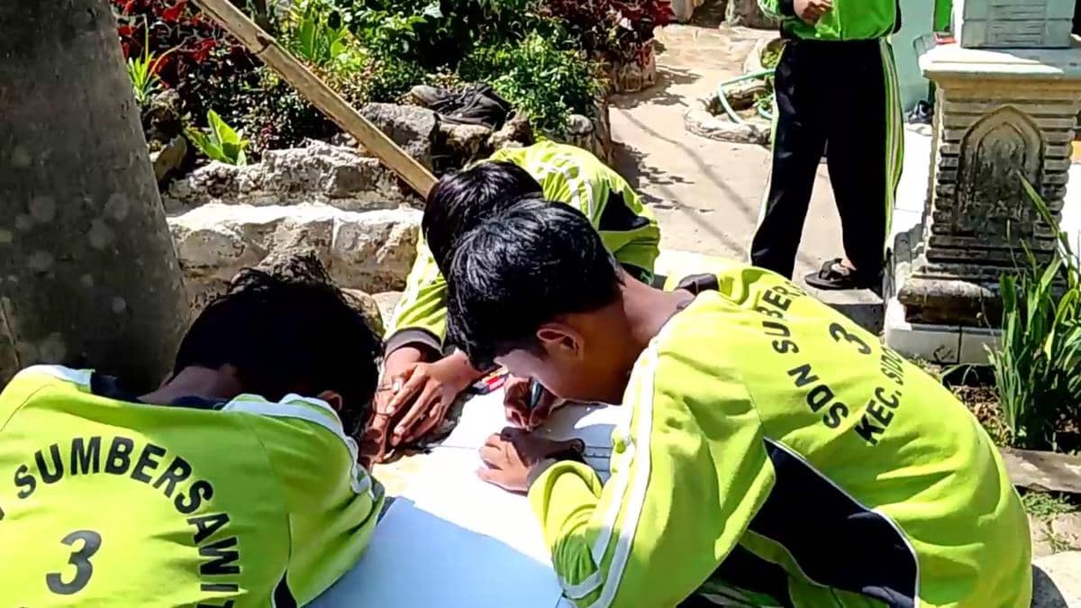 Di Tengah Kemewahan Sekolah Rakyat, Siswa SD di Magetan Masih Belajar 