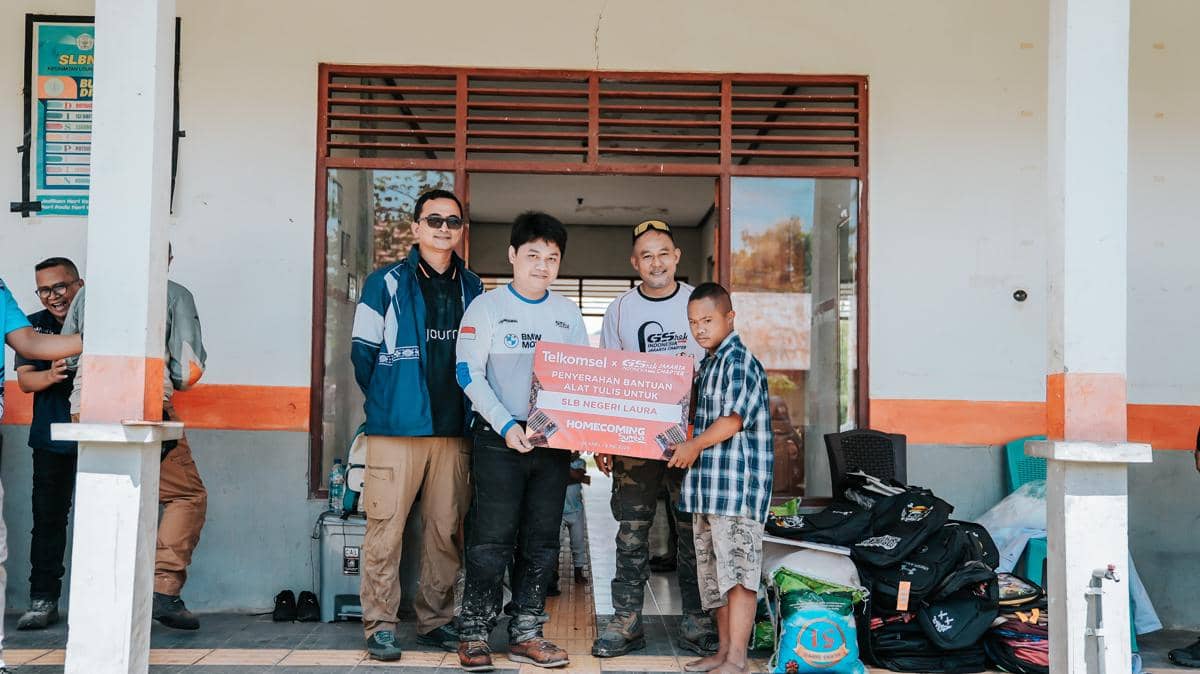 Beberapa anggota komunitas motor GSrek menyerahkan bantuan alat tulis kepada siswa di SLB Negeri Laura sebagai bagian dari misi sosial mereka.