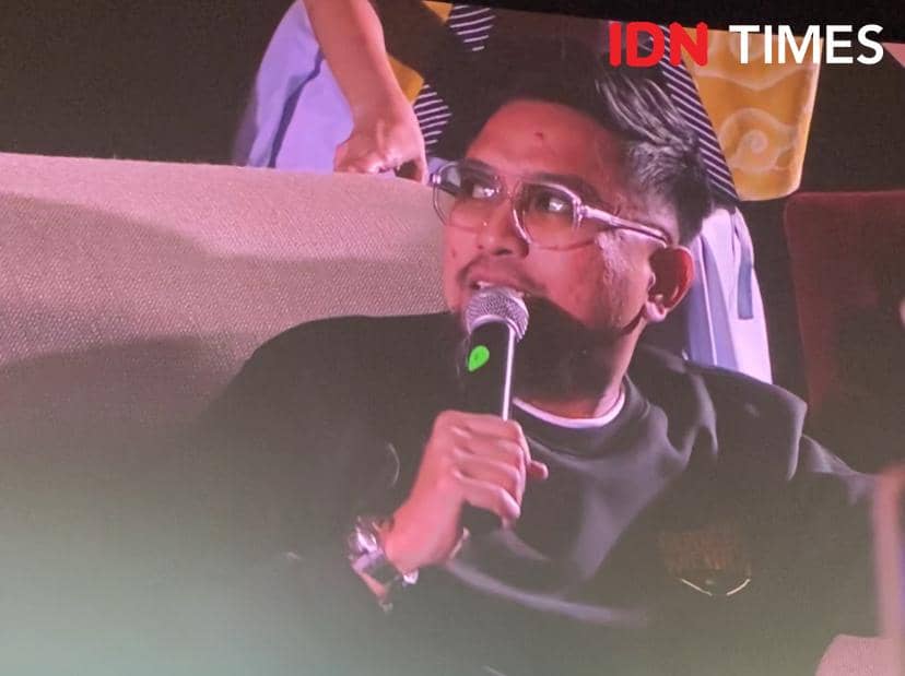 Seorang pria berbicara memegang mikrofon saat konferensi pers film Gudang Merica di XXI Epicentrum, Jakarta.