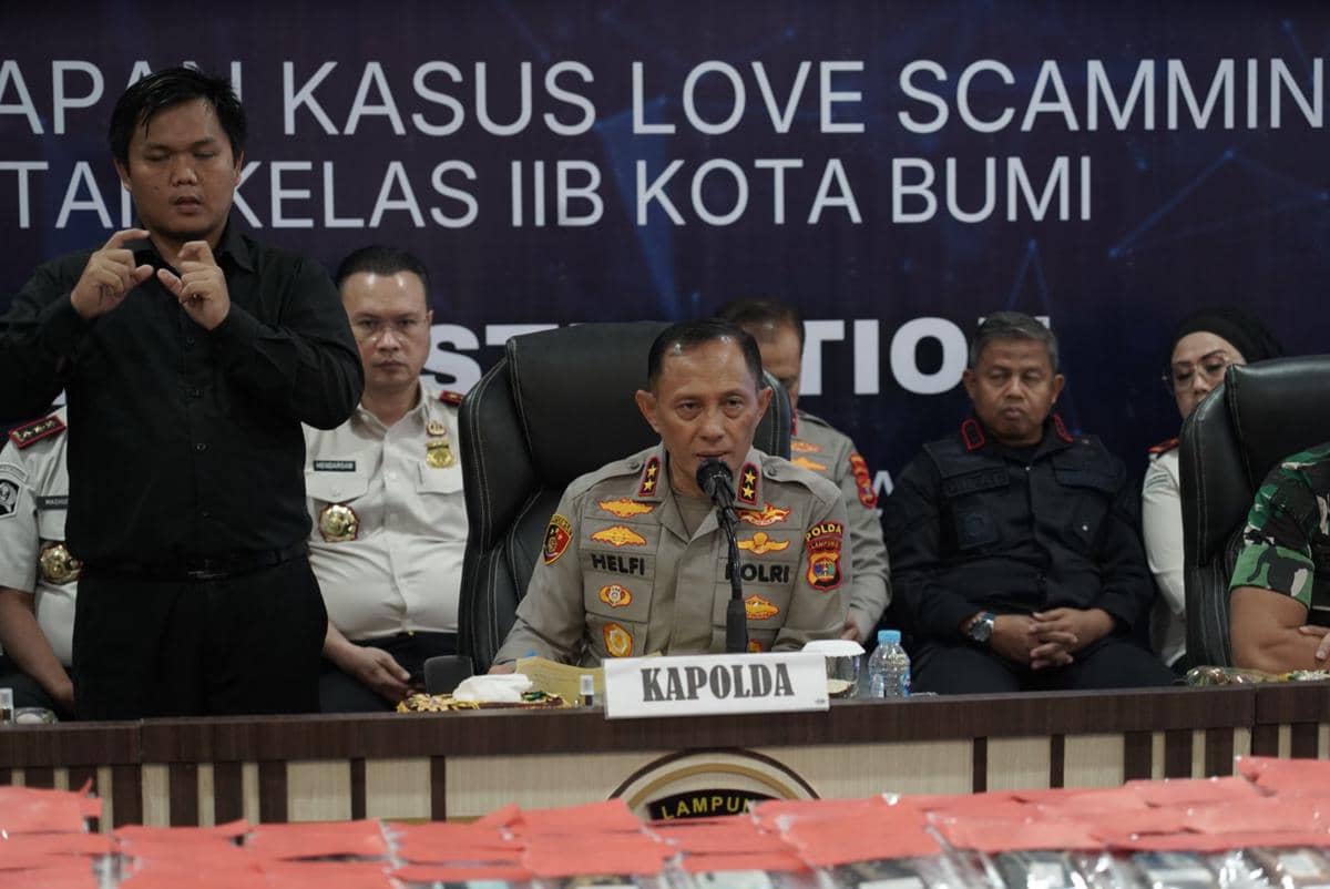 Kapolda Lampung, Helfi Assegaf, konferensi pers di Polda Lampung.
