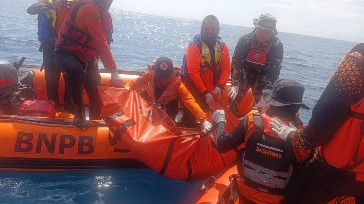 Tim gabungan mengangkat jasad korban dari dalam air (Foto: Basarnas Padang)