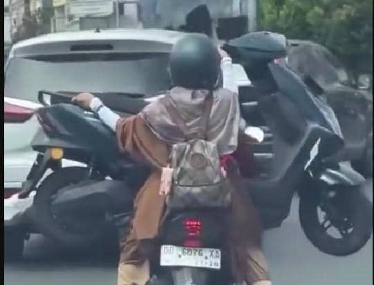 Viral, Pemotor Angkut Motor di Tengah Arus Lalu Lintas Makassar