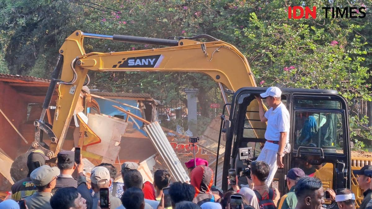 Pakai Sandal Jepit, Dedi Mulyadi Bongkar Kios Liar di Eyckman Bandung