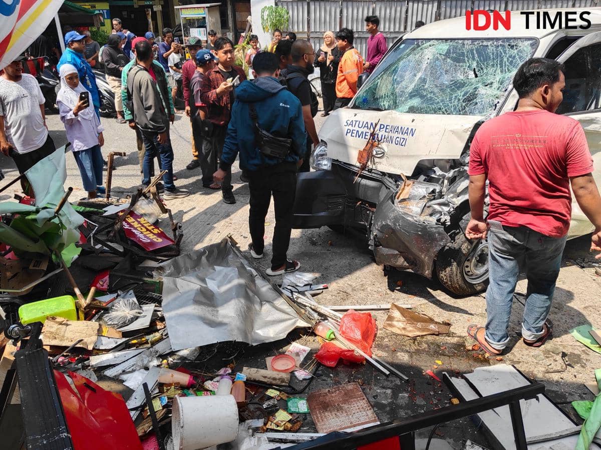 Mobil SPPG tabrak dua lapak dagangan di Bekasi.