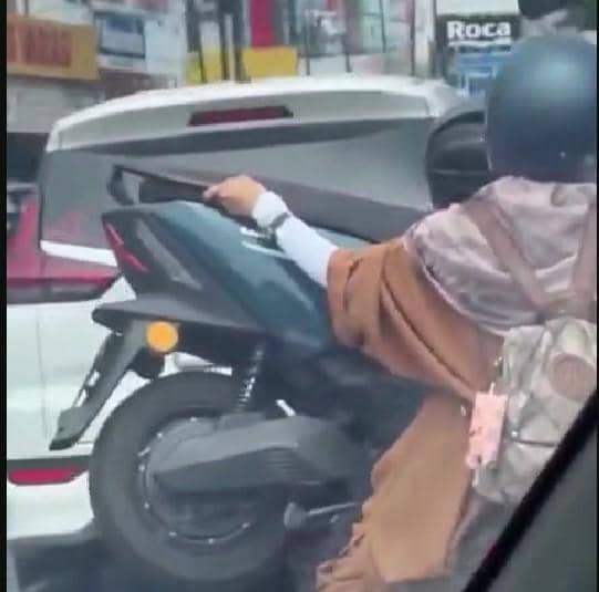 Tangkapan layar video seorang diduga perempuan dibonceng sambil motor listrik. Dok. Istimewa