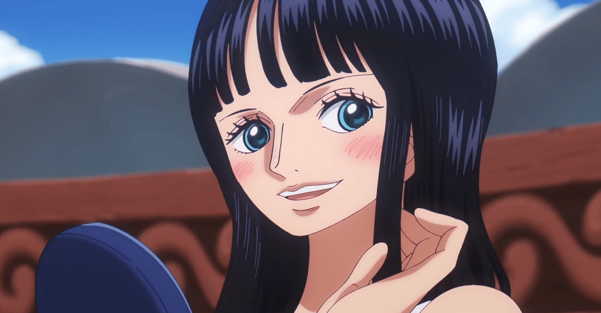 Karakter anime berambut hitam panjang dengan poni depan tersenyum lembut sambil memegang rambutnya di bawah langit cerah.