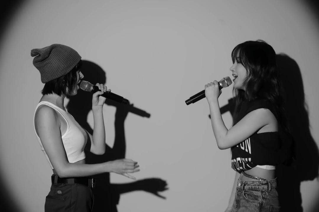 Lily dan Haewon berduet menyanyikan lagu "Survivor" milik Destiny's Child