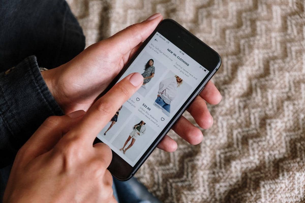 mempromosikan produk
