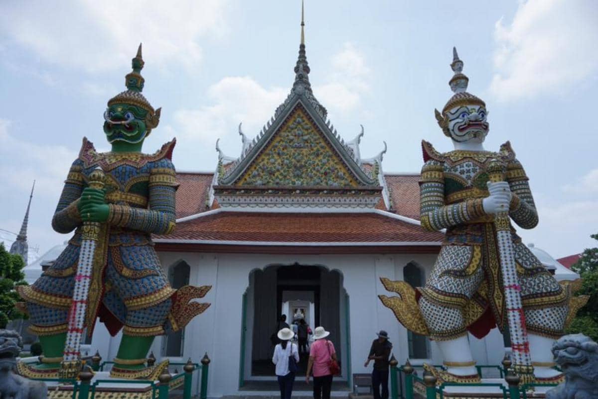 ilustrasi wisatawan berkunjung ke Wat Arun 