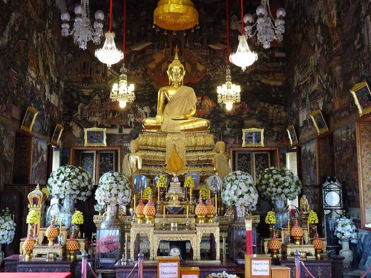 ilustrasi interior aula penahbisan Wat Arun di Bangkok