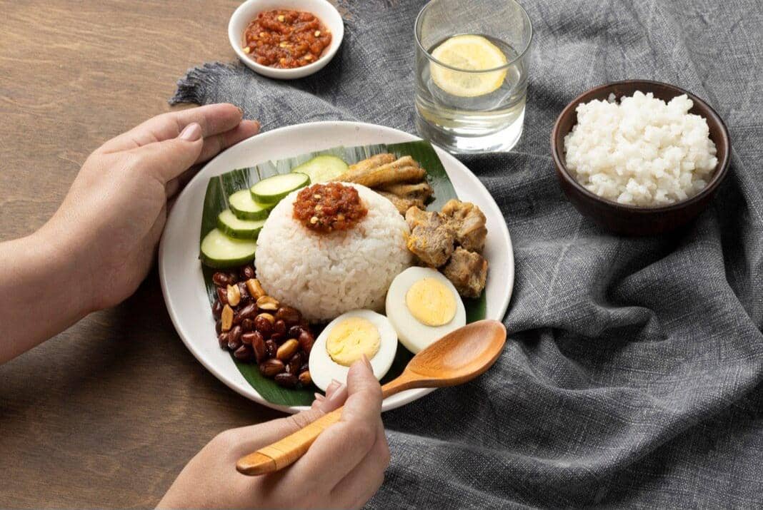 Kenapa Makan Pakai Tangan Terasa Lebih Nikmat daripada Pakai Sendok?