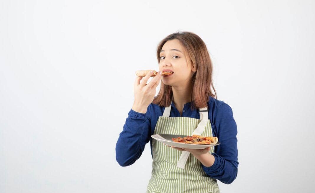 Ilustrasi seseorang menikmati makanan dengan tangan, memperlihatkan kebiasaan makan tanpa menggunakan alat makan.
