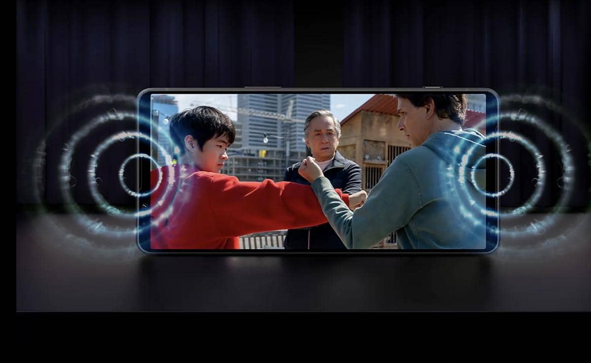 ilustrasi menonton video di layar Sony Xperia 1 VIII