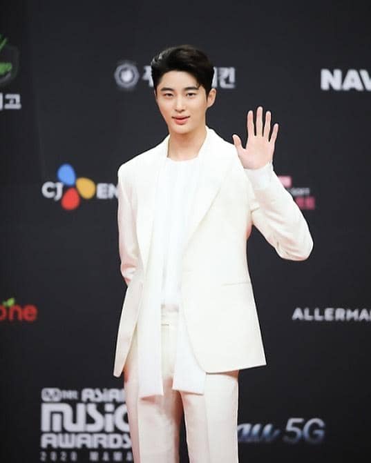 pesona Byeon Woo Seok saat memakai jas