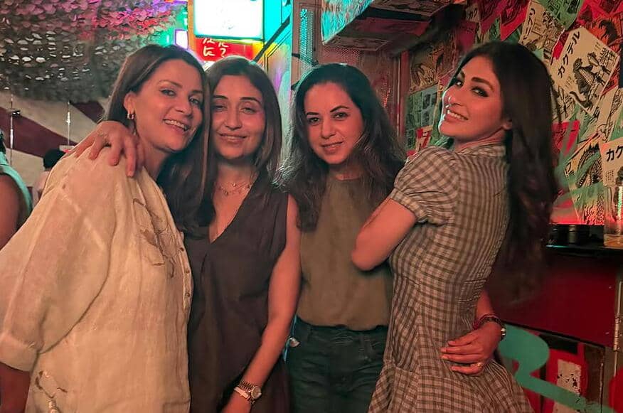 10 Potret Mouni Roy Liburan di Dubai Bareng Sahabat, Seru!