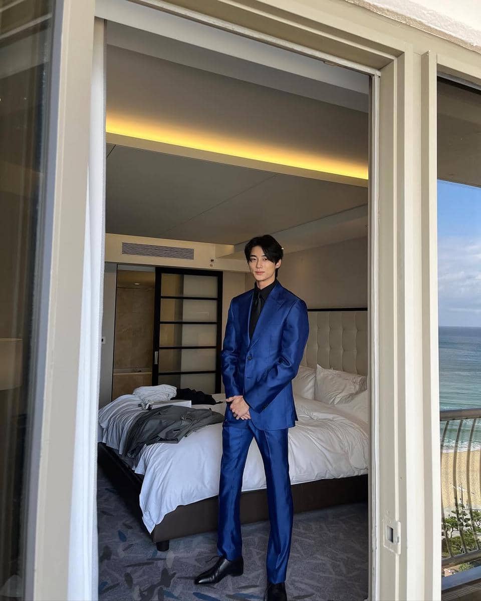 pesona Byeon Woo Seok saat memakai jas