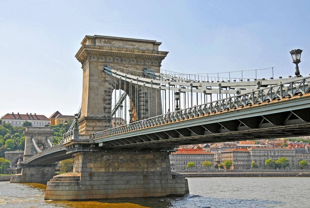 Jembatan Rantai Széchenyi dirancang menggunakan teknik modern dari Inggris pada abad ke-19.
