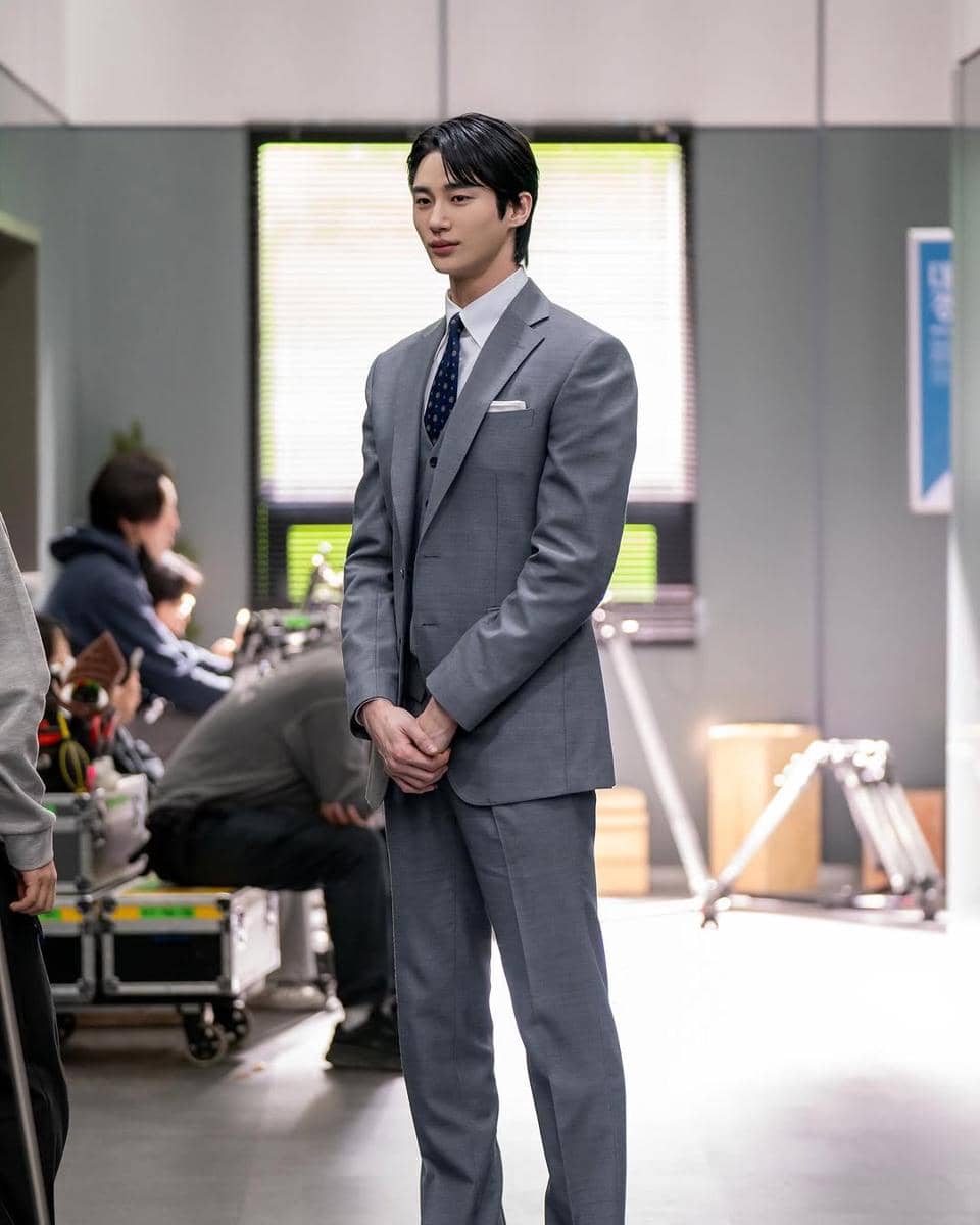 pesona Byeon Woo Seok saat memakai jas