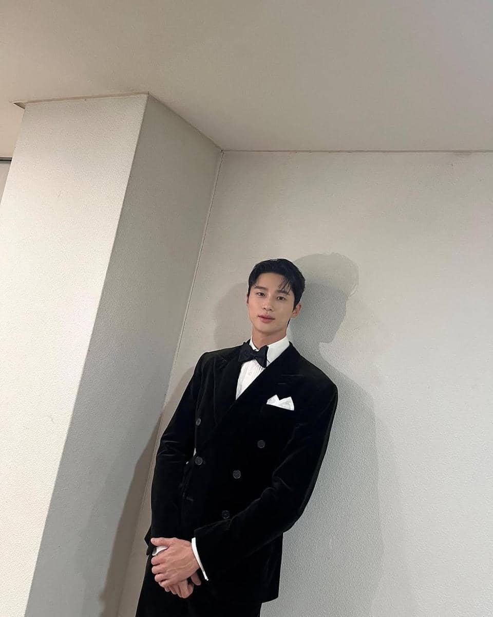 pesona Byeon Woo Seok saat memakai jas