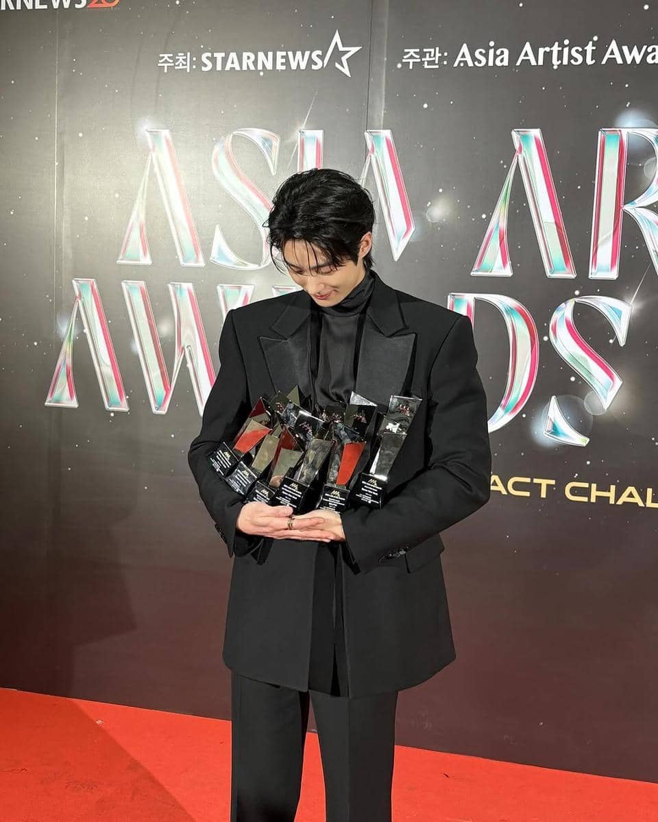 pesona Byeon Woo Seok saat memakai jas