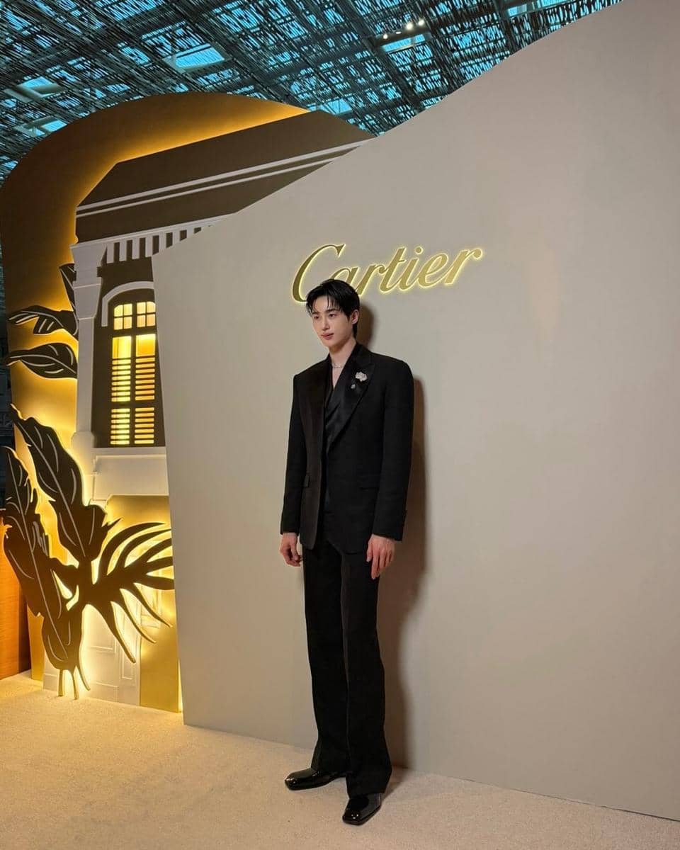 pesona Byeon Woo Seok saat memakai jas