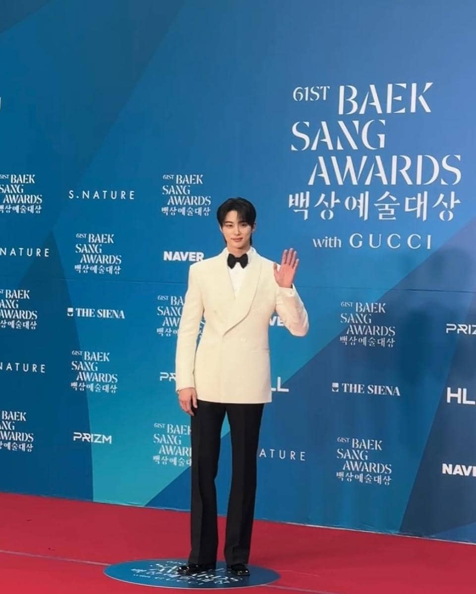 pesona Byeon Woo Seok saat memakai jas